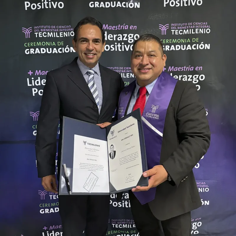 Dr. Abiu Ixba recibiendo su diploma de Maestría en Liderazgo Positivo durante la ceremonia de graduación en la Universidad Tecmilenio.